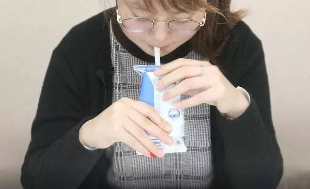 总感觉这个酸奶盒里面还有许多的酸奶,但是呢我们又用这个吸管吸不