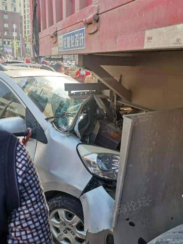 受损严重!霍邱顺河路发生交通事故