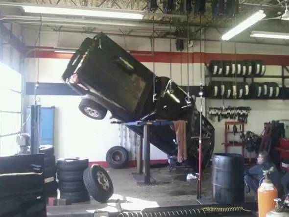 悲剧汽车从举升机侧翻掉落车主不幸被砸中当场身亡