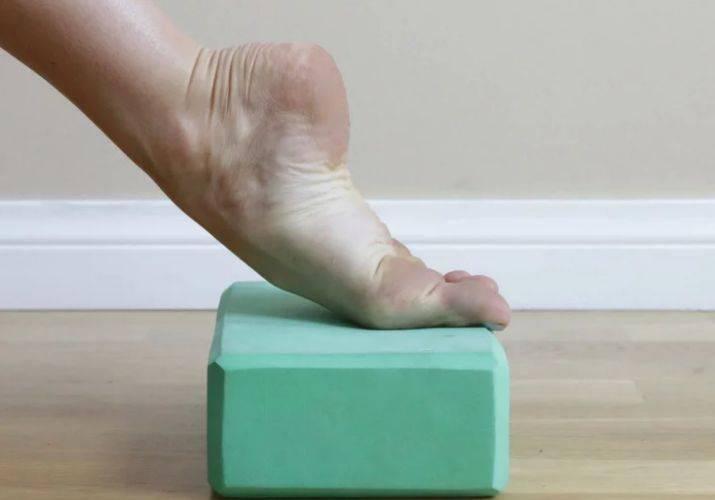 6个简单的脚部拉伸动作,消除双脚和脚踝疼痛!