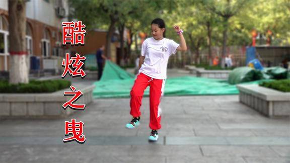 12岁小女孩广场展示鬼步舞动感的舞步你敢相信是当场学的