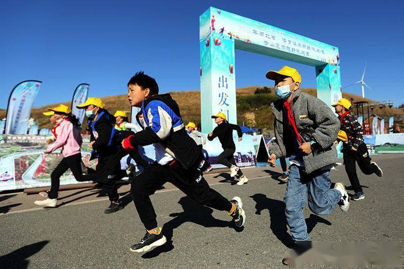 登山定向越野挑战收官赛在百里荒景区举办,现场有250余名学生参加比赛