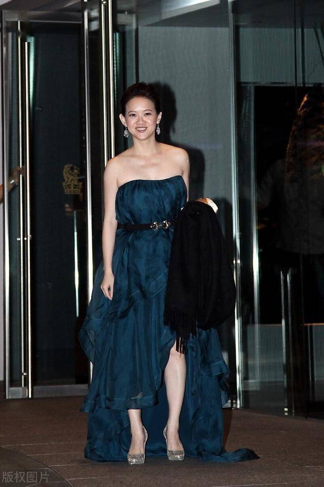 曾宝仪,身穿露肩连衣裙,秀傲人身姿