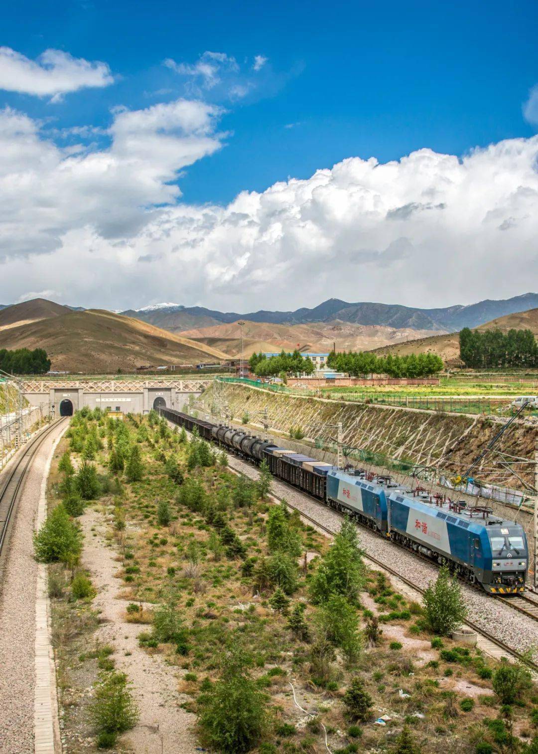 ▼(下图为乌鞘岭隧道,全长20050米,位于兰州至武威的铁路上,兰武铁路