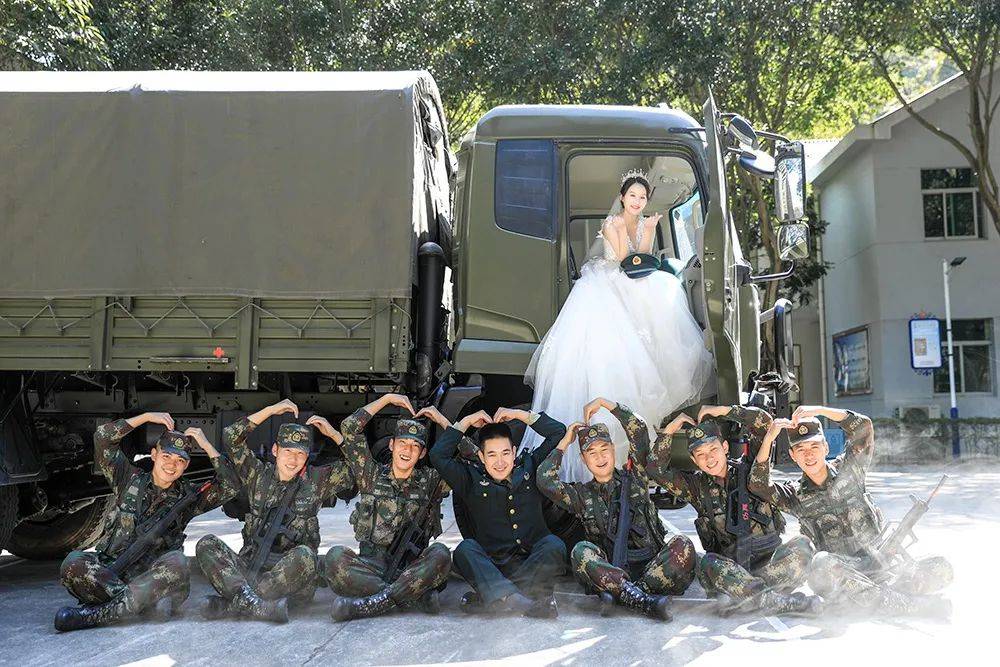 好甜火箭军某部为33名官兵拍摄战地婚纱
