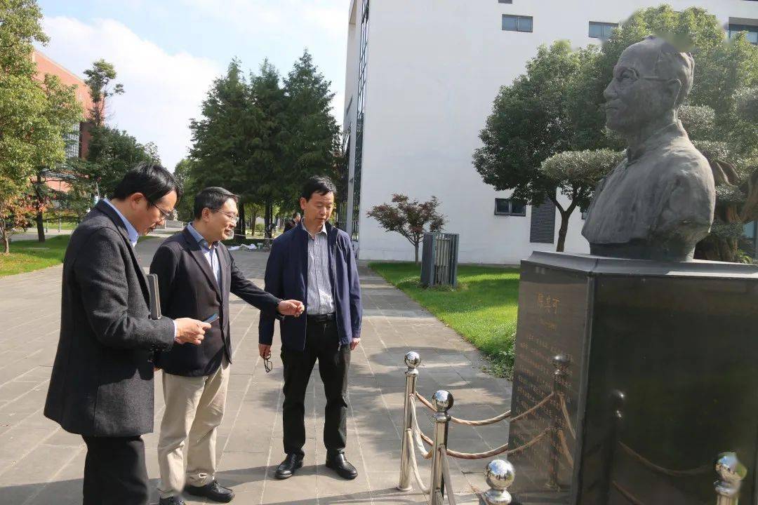 11月14日上午, 江苏省苏州中学卫新校长一行40余人莅临我校指导交流.