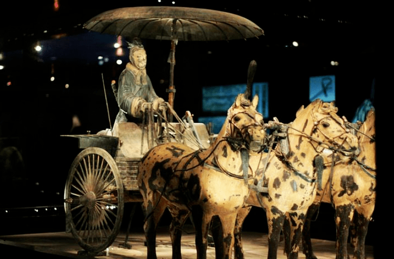 秦始皇铜车上那把伞 其实是暗藏玄机的设计 多功能用途令人惊叹 兵马俑