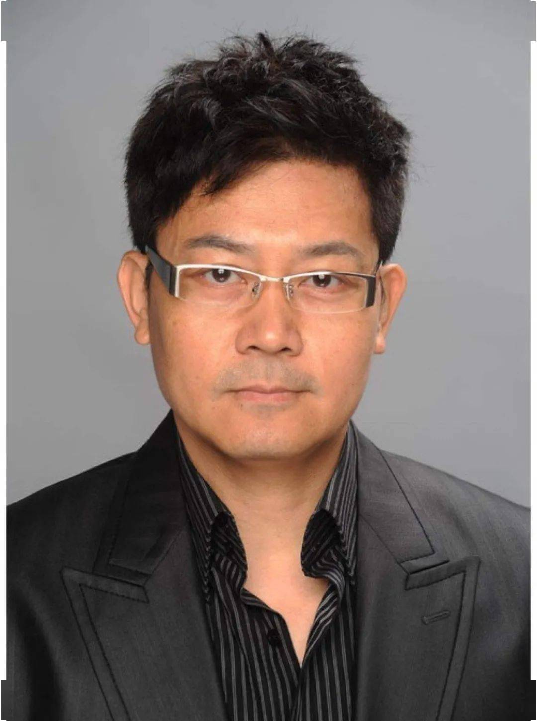 曾伟权(右一)在《封神榜》中饰演黄飞虎.图据网络