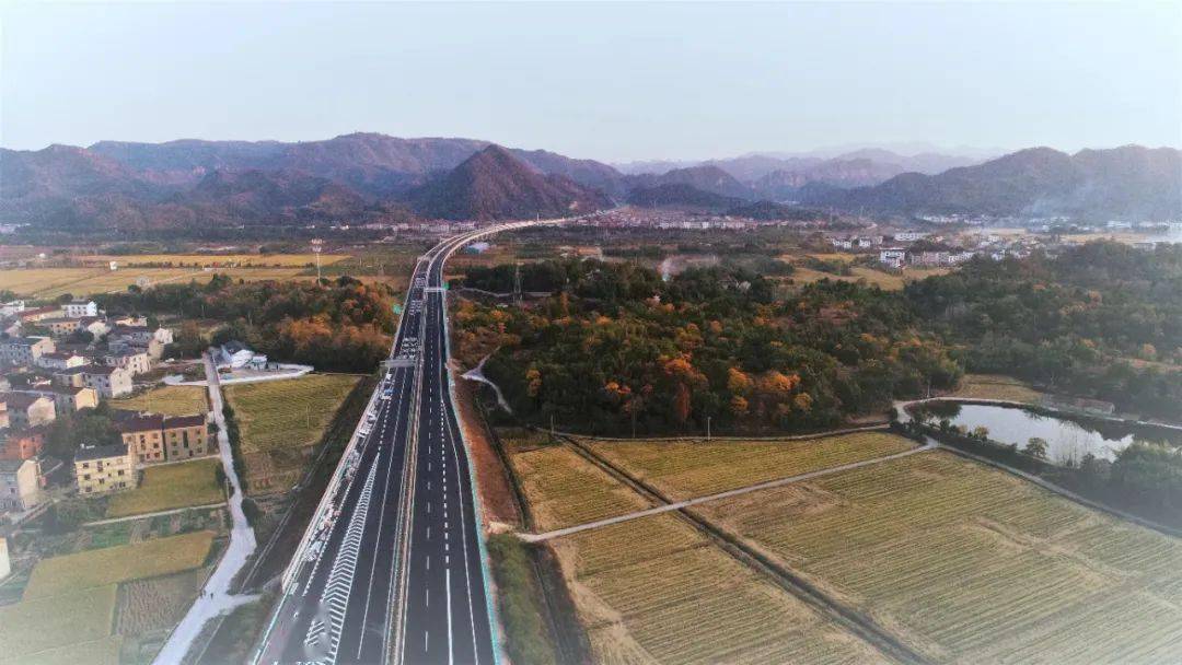 航拍大片杭绍台高速公路天台街头服务区互通已蝴蝶展翅