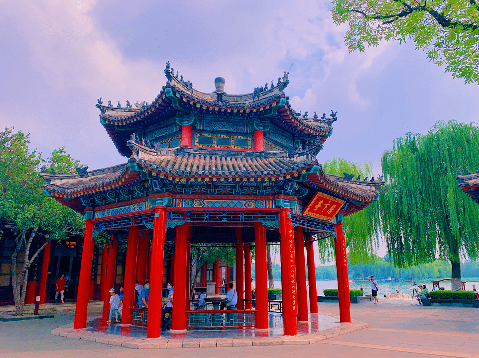 深秋初冬邀你泛舟大明湖共赏济南八景之一