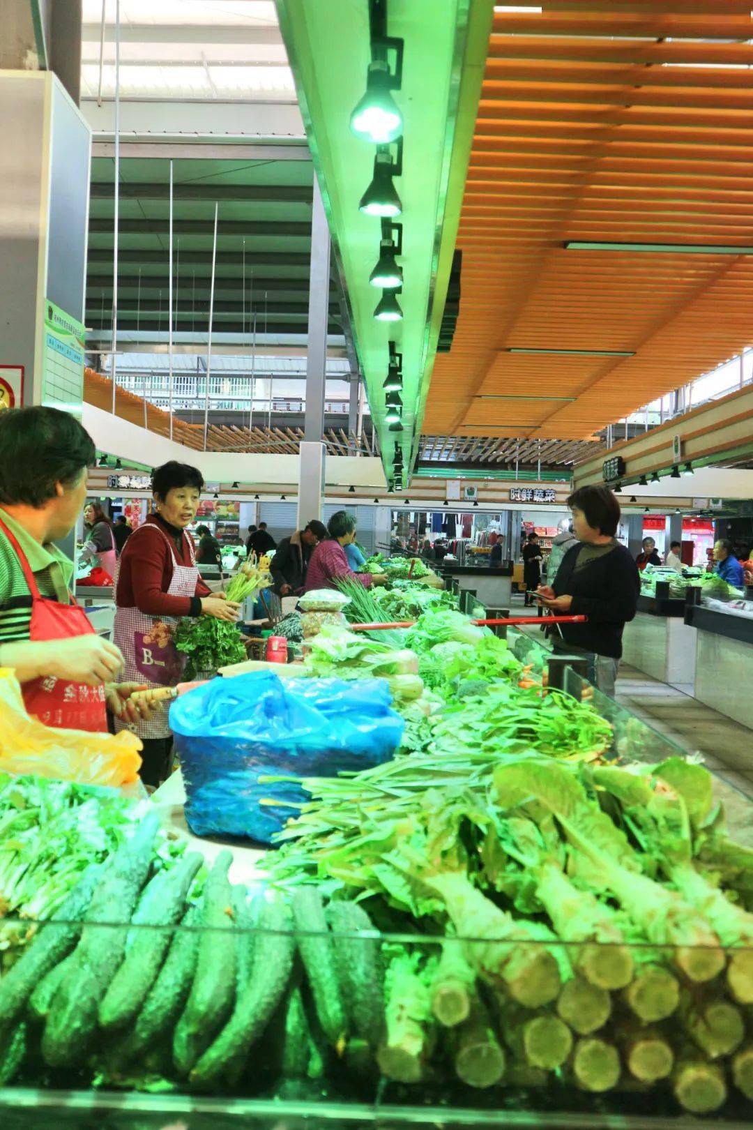 蔬菜,水果,水產,禽畜,副食品,熟食等一體的綜合性市場尤其以