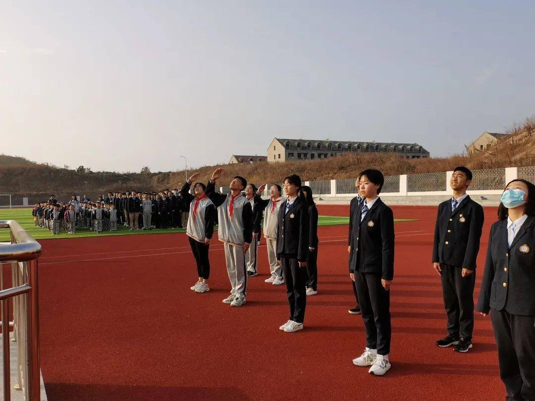 教育集团青岛二中院士港分校山海有我国旗护卫队首次亮相