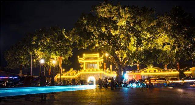 为什么龙湖古寨被称为"小潮州"?