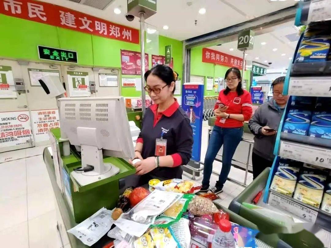 《陈列日记》一组华润万家超市岗位练兵的场景