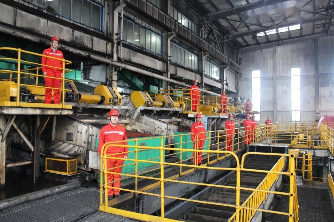 李欣亮是一名退伍军人,现任准能集团选煤厂洗选二车间五工区的工长,他