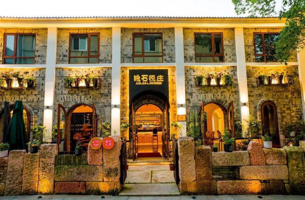 隐石悦庄是一家"中西结合"格调超高的民宿,坐落在古堰画乡老街的巷子