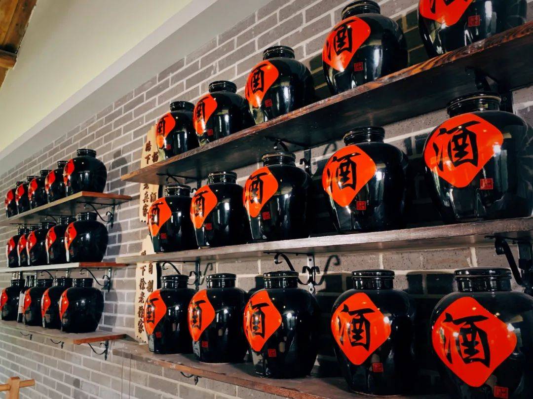 雕花门窗还未走进"无忧"酒坊,就闻到一股浓郁酒香带大家一起回味传统