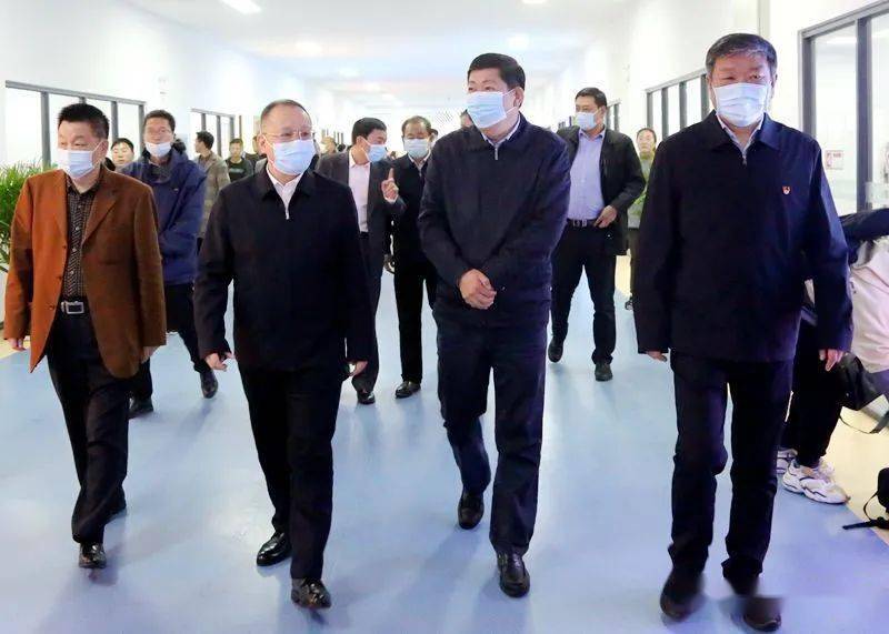 栗社臣,王继周为直播电商产业园揭牌