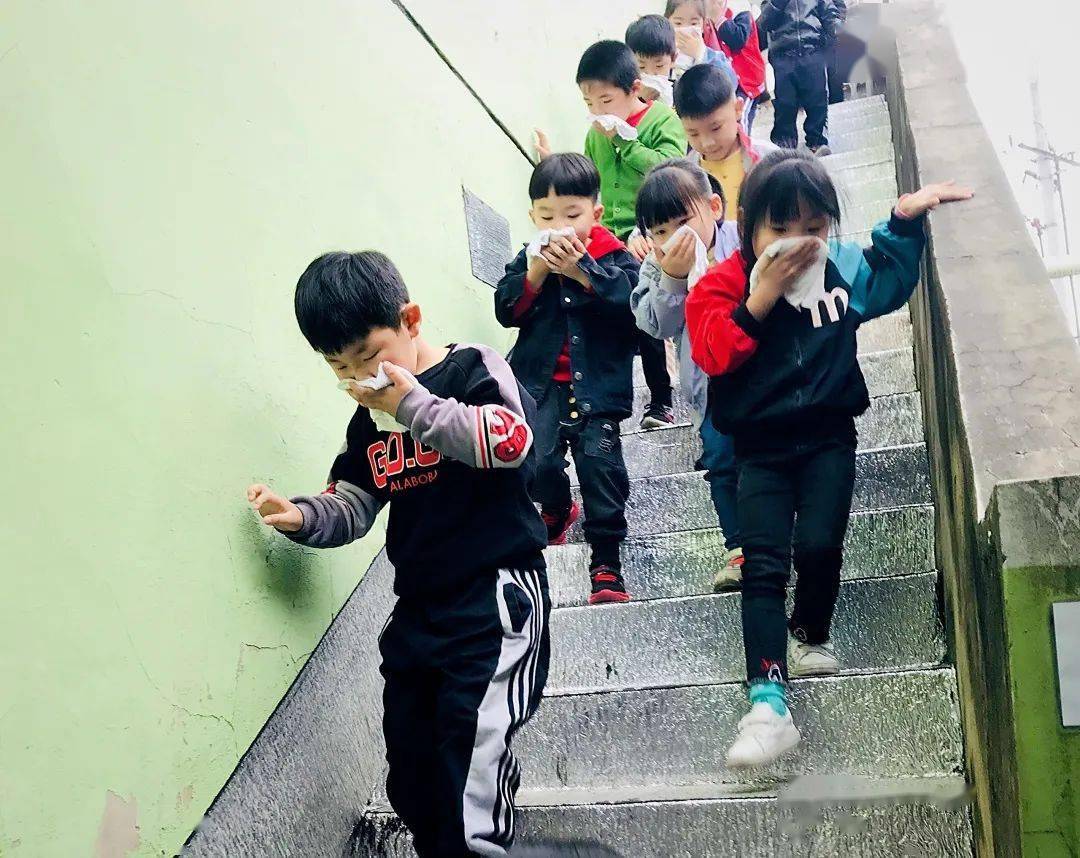 "消防安全,铭记在心"——绿苗幼儿园消防安全应急疏散演练活动