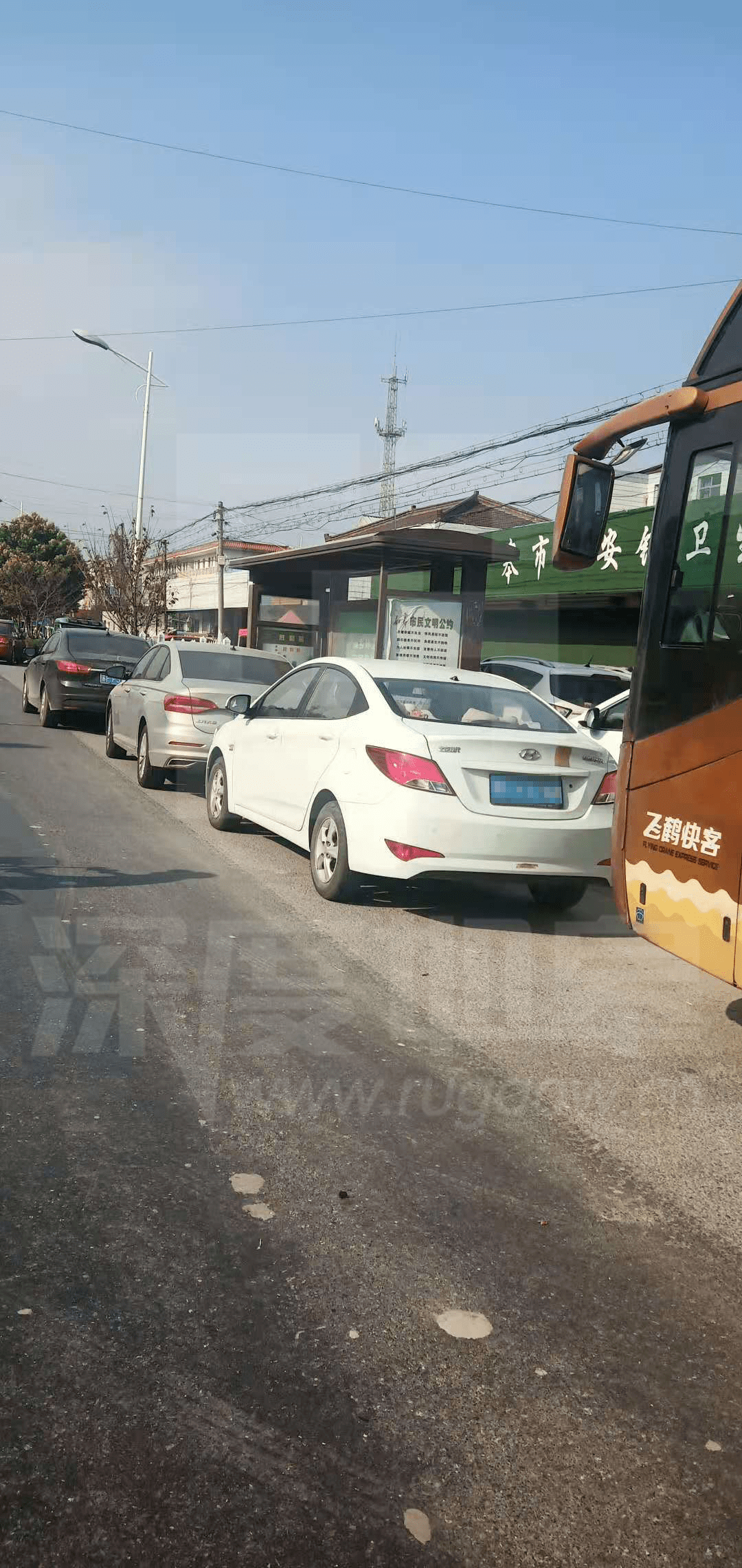 如皋江安镇私家车霸占公交站台成停车场造成安全隐患