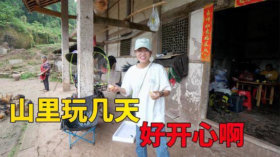 大头小头自驾去山里朋友家玩看着朋友家养的这么多鸡有口福了