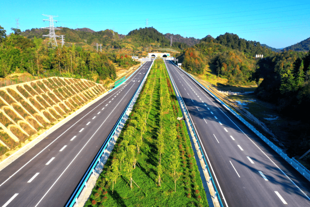 【贵州这条新高速今天通车了!】黔南设有一处收费站