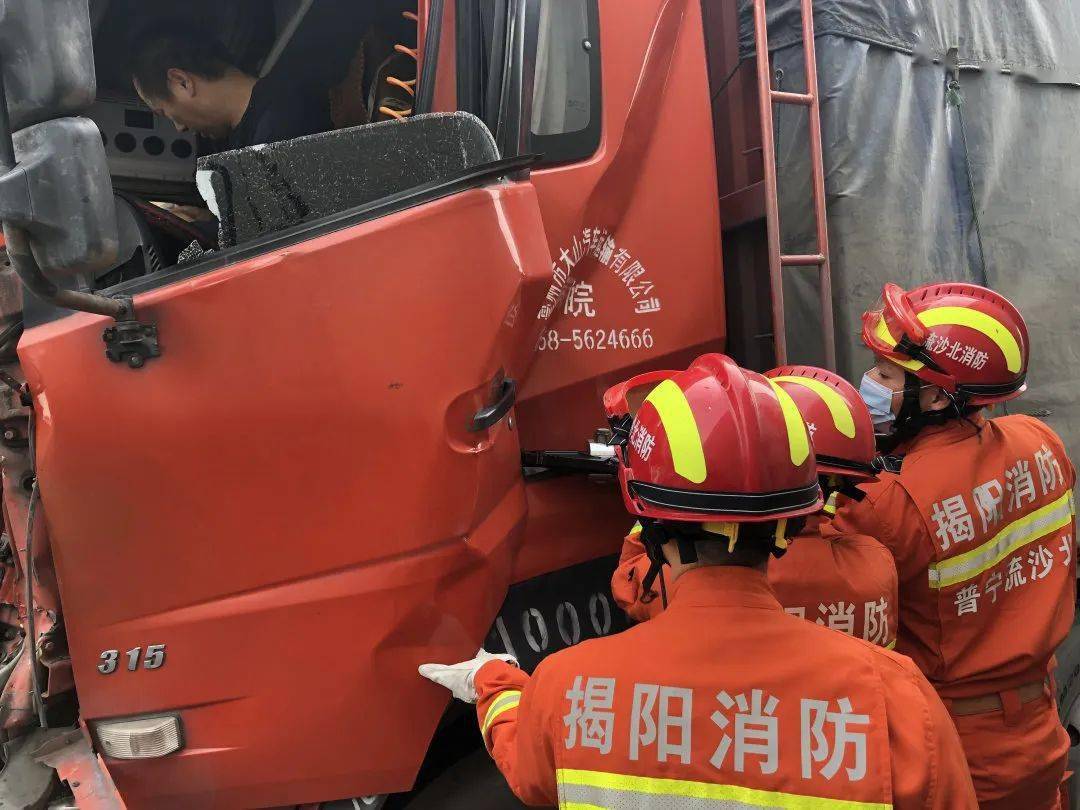 情况紧急普宁流沙北环大道突发车祸11月18日中午突发警情