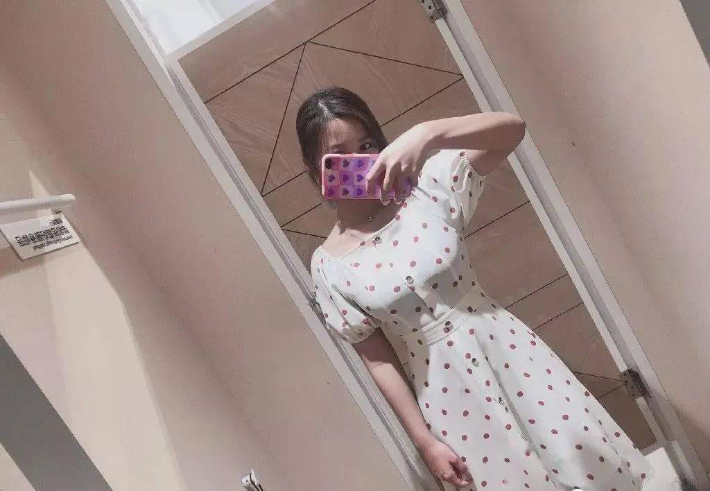 开始晒自己的身高体重 并附上照片 张扯恩:160,110,腿粗屁股大,穿裙子