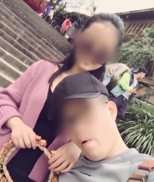 成都一已婚男出轨女下属,两人衣不蔽体,妻子当场抓获