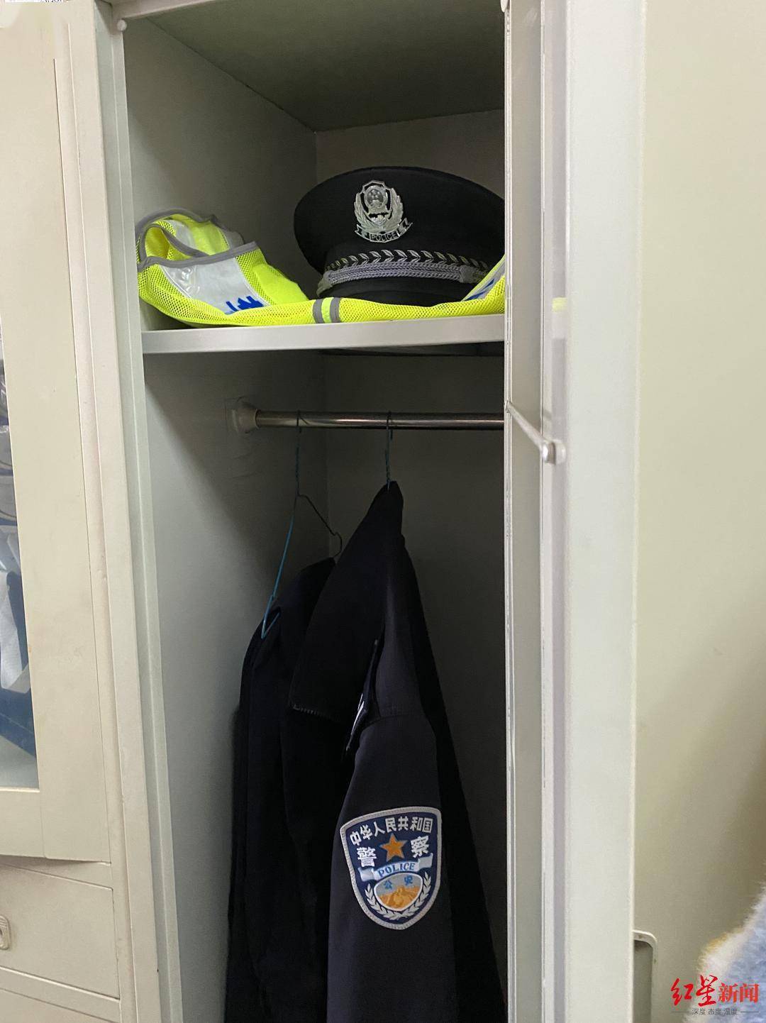 一本证书上写着"工作中表现突出,给予嘉奖",一旁的柜子里放的是警服