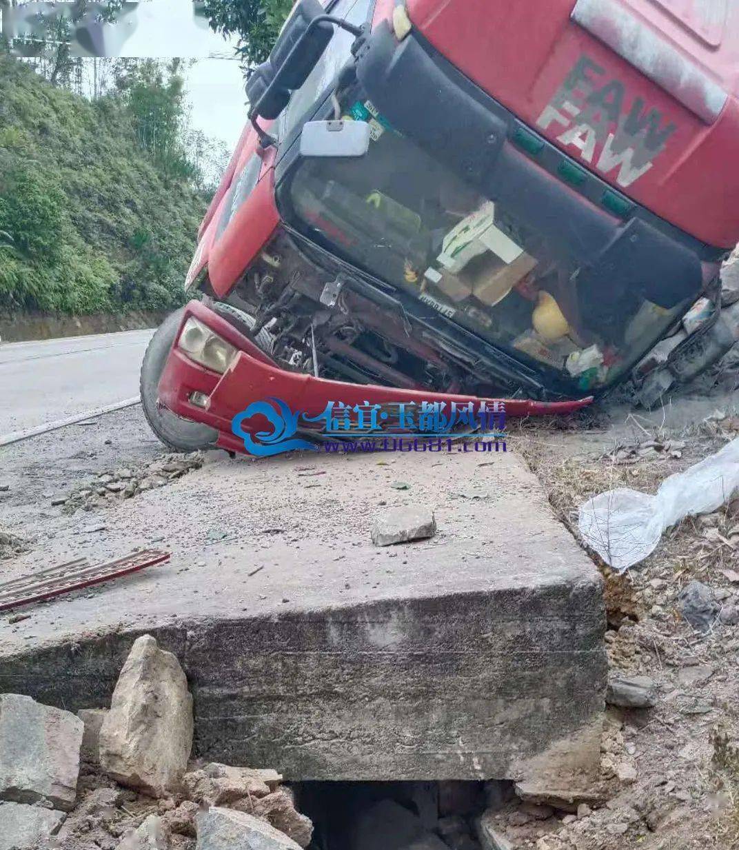 一辆载满水泥的拖头不知何故撞向路边,车头损毁严重,车上的水泥跌落一