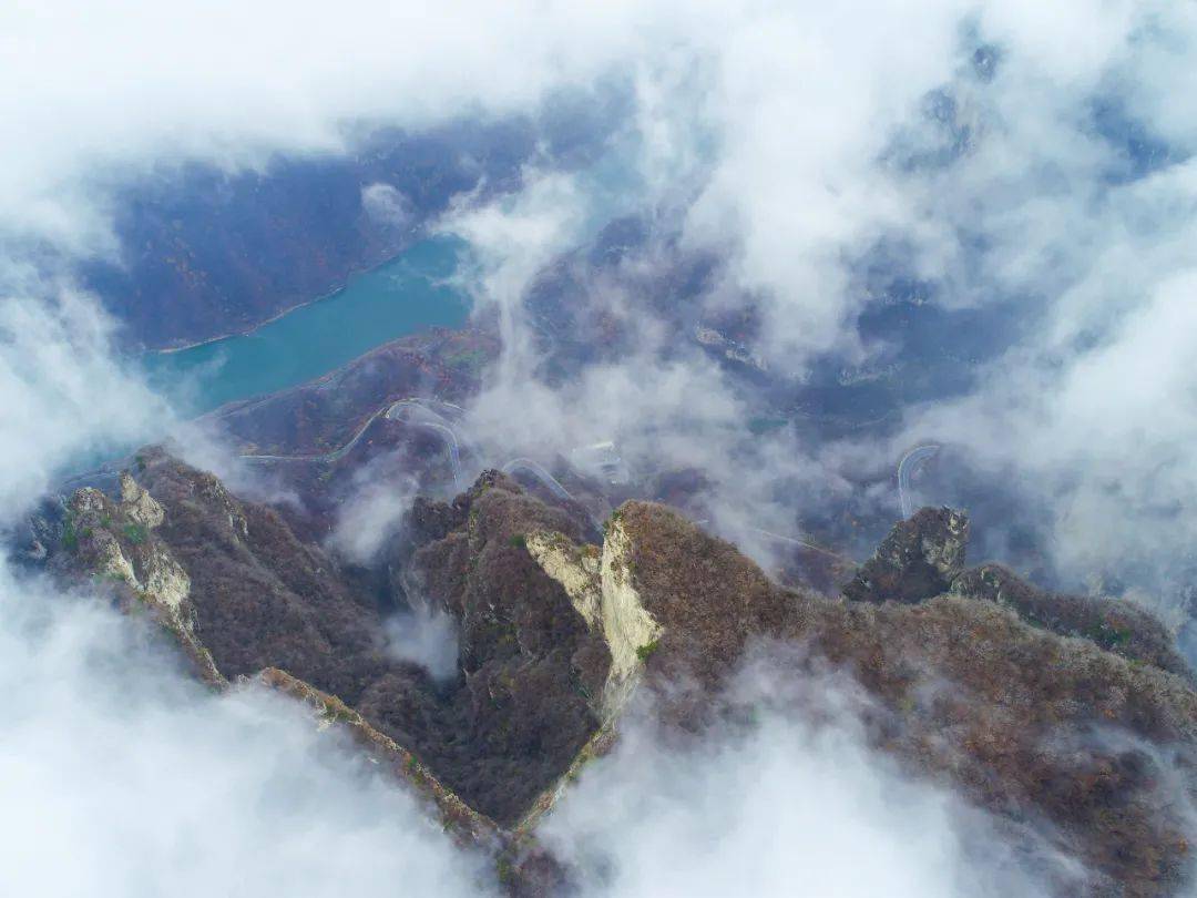 一覽雲海勝景,才知此處竟是神仙宅盡顯大自然的奇秀之美山巒若隱若現