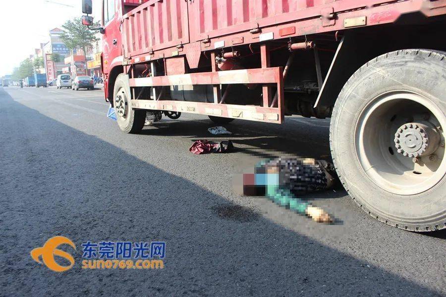 东莞一女子骑电动车与大货车抢道被碾压,当场身亡!