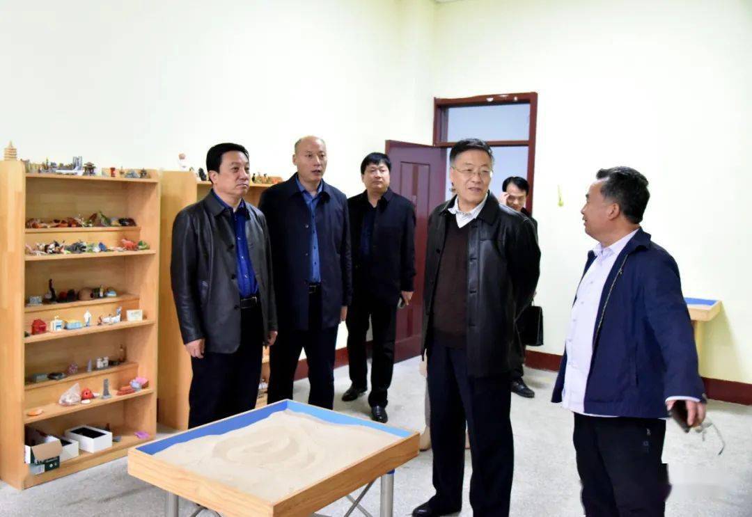 调研组一行先后深入新绛中学,海泉学校,仔细听取了县教科局和各高中