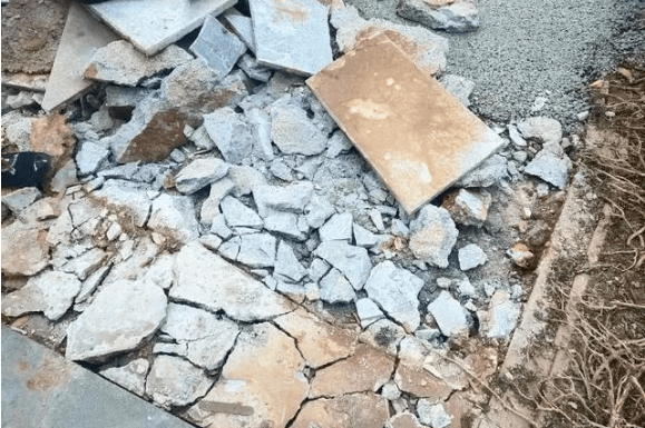 昆明一小区突然大改造把石板路换成砂浆路还不用业主出钱太蹊跷了