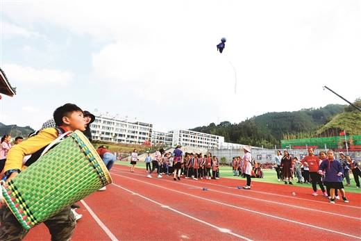 11月18日,三江侗族自治县易地扶贫搬迁安置点,古宜镇南站社区江川小学