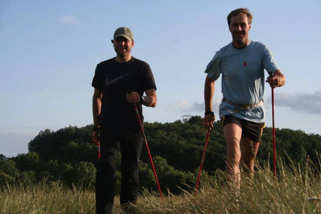 国外退休族最流行的健走方式,保护膝盖又锻炼身体_北欧