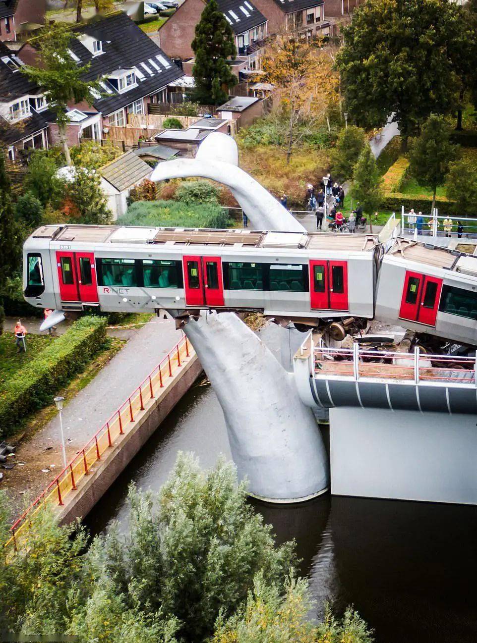 荷兰地铁脱轨冲出,竟被鲸鱼雕塑稳稳接住!网友:有鲸无险!