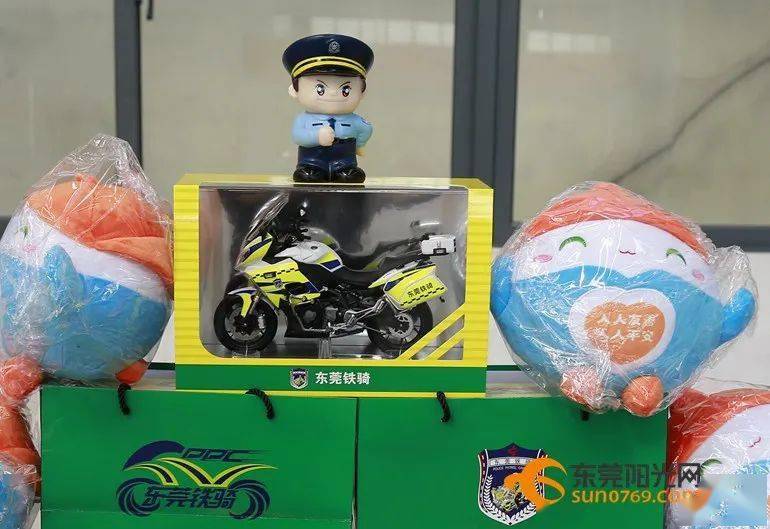 一同为粉丝宝宝送出"大礼包"东莞市城市管理和综合执法局南城公安分局