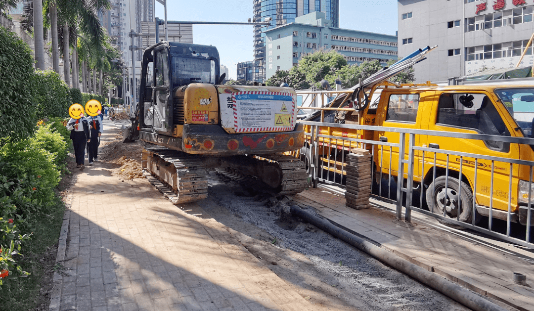 深圳一道路现2米大坑施工防护不足引担忧部门紧急出动