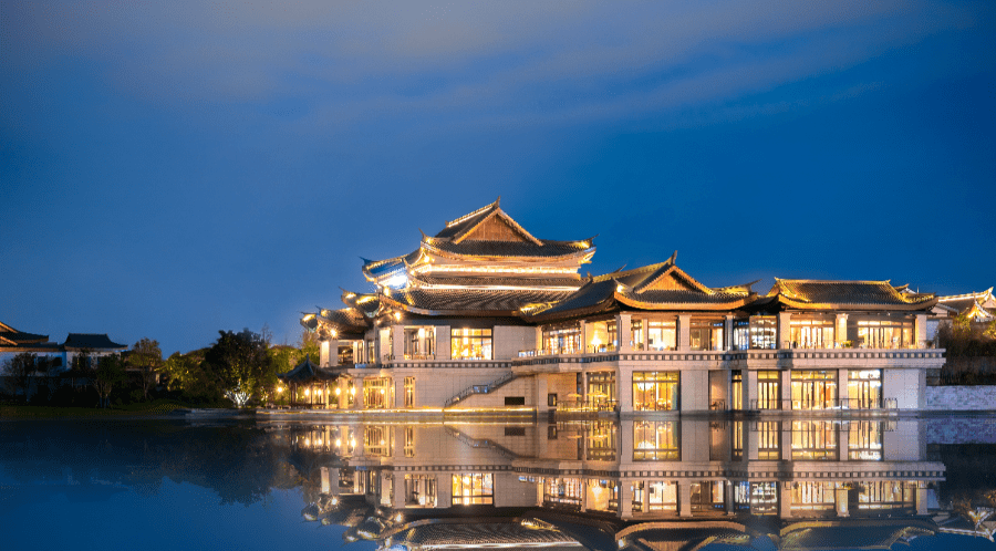 滨湖美景的背后,就是都江堰这座城市的"人间最值得".