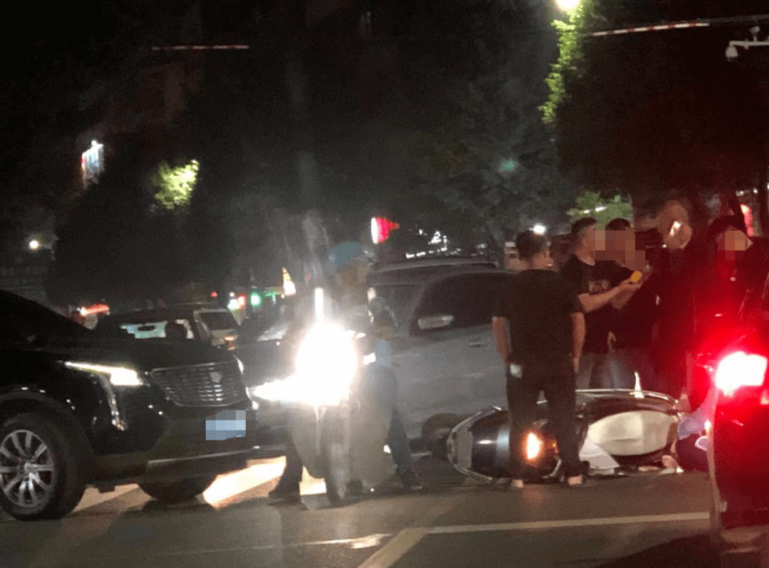 梅州街头数名大汉拳脚相向小车祸演变街头斗殴事件