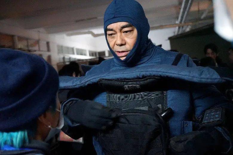 "拆弹专家"总督察,在拍摄过程中,青云不时要身穿70磅重的防爆服上阵