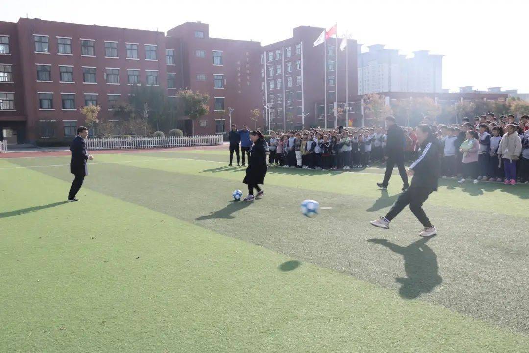 球员代表:王先光同学宣誓裁判员代表:宋银恒老师宣誓王峰校长致开幕词