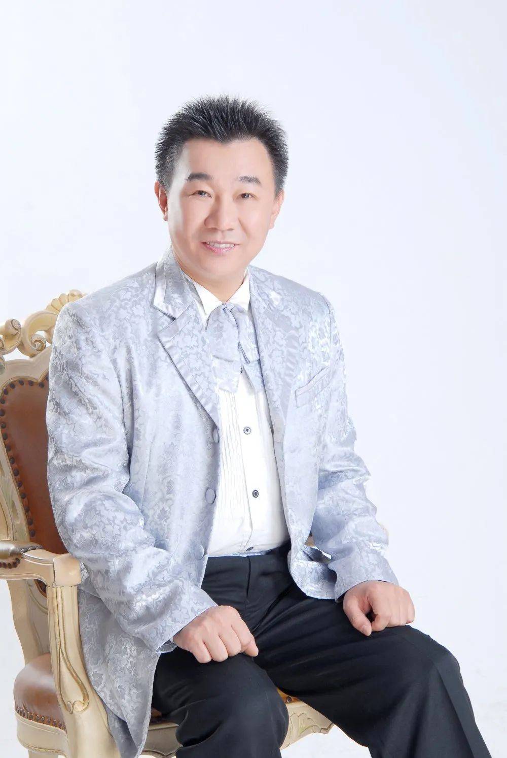 军区战士文工团独唱演员,毕业于沈阳音乐学院民族声乐系,师从刘辉教授