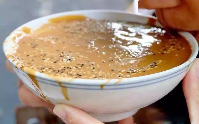 刚端出来的面茶是有点烫口的,所以人们就转着圈圈的喝,而且噘着嘴慢慢