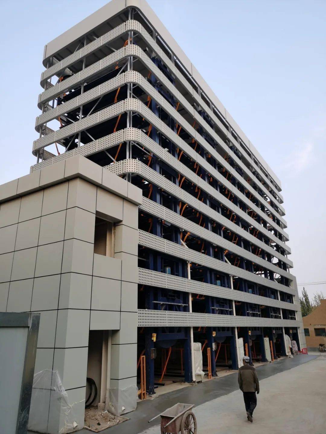 解决停车难智能立体停车楼月底投用