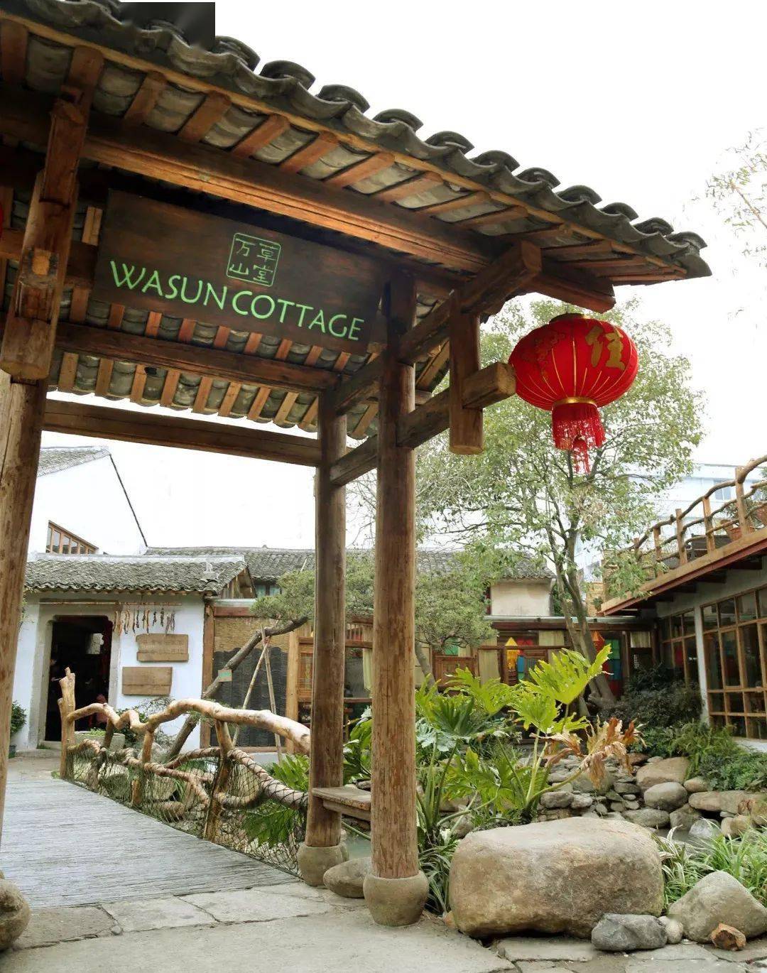 喧嚣闹市中的美食打卡地,还藏着个小酒馆.