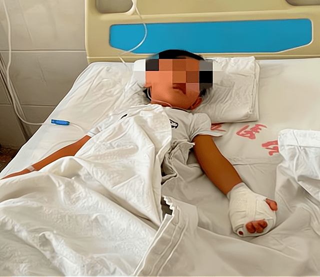 没天理3岁孩子被幼师腾空摔飞1米致骨折家长讨要说法却被威胁并踢出
