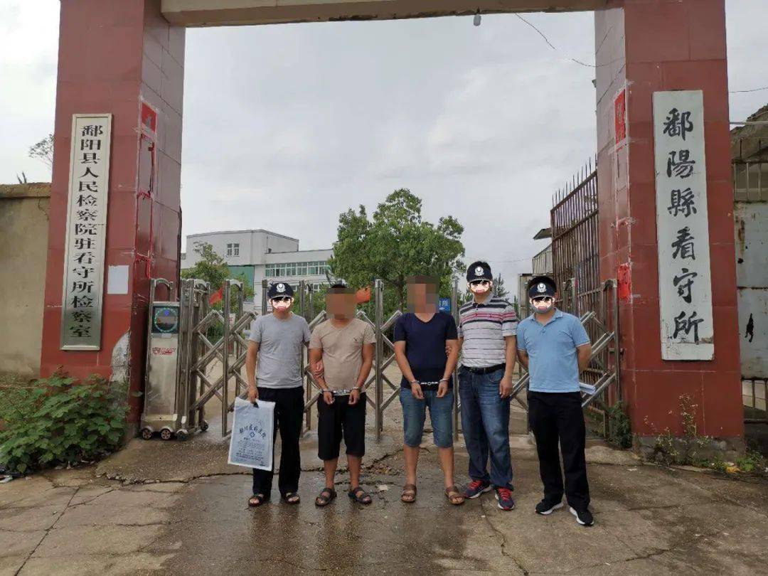 近日,鄱阳警方查获一起贩卖假烟案,现场查获假烟10350条!